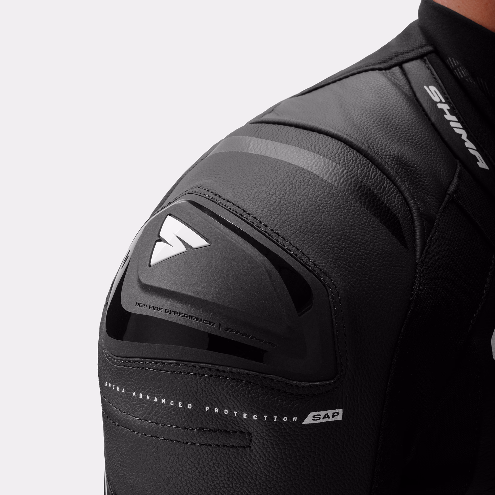 08_SHIMA_MISSION RS_SUIT_MEN_BLACK WHITE