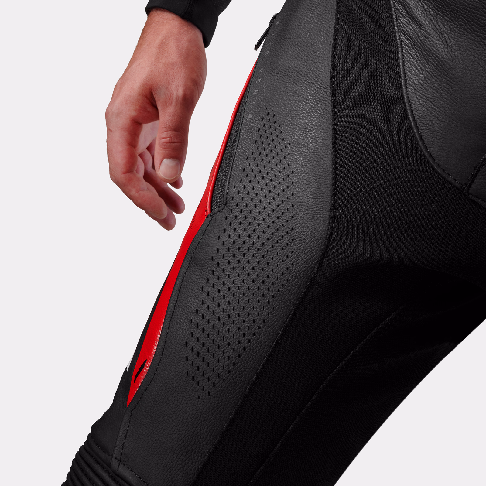 09_SHIMA_MISSION ST_MEN_PNT_BLACK RED