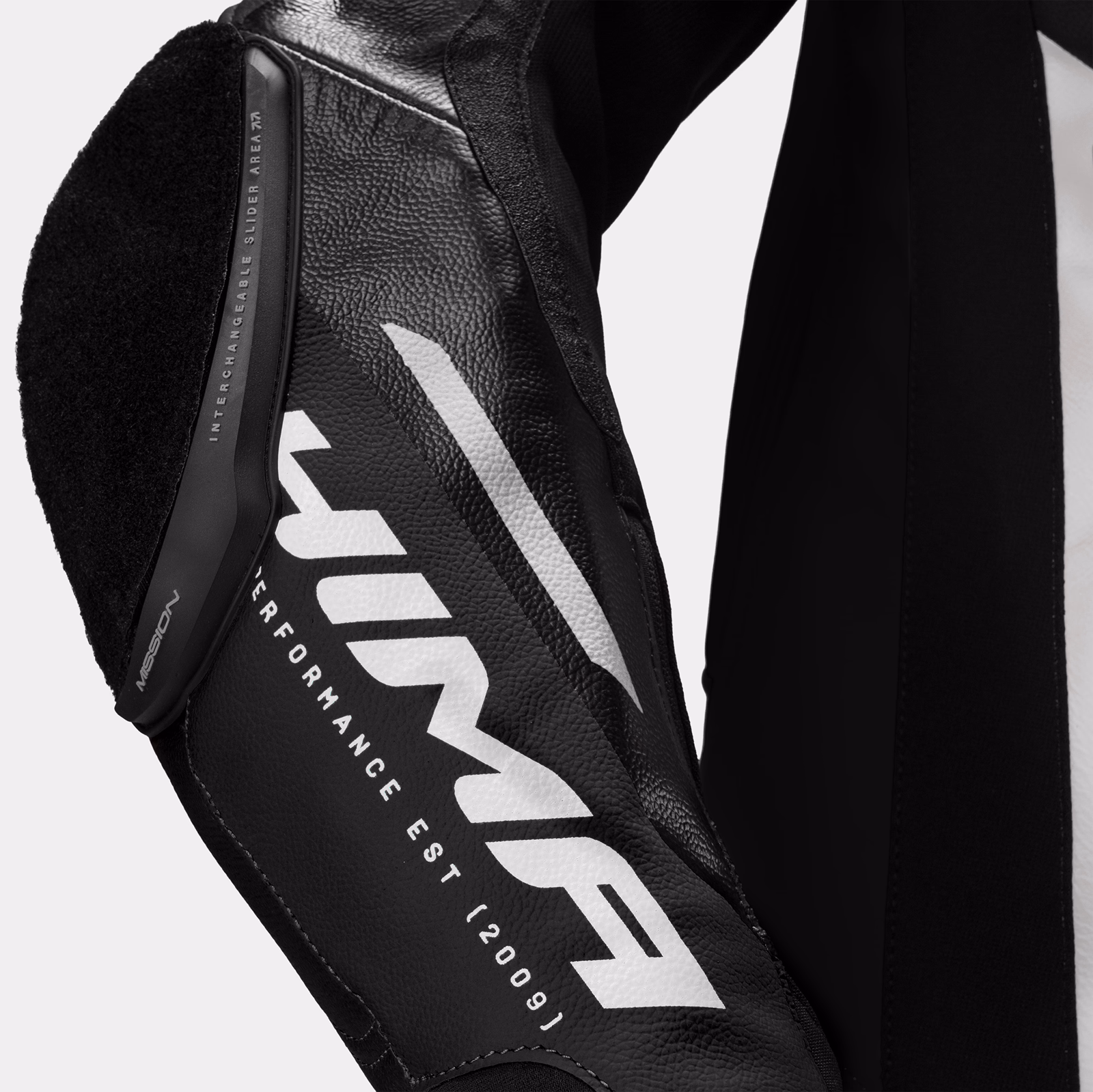11_SHIMA_MISSION RS_SUIT_MEN_BLACK WHITE