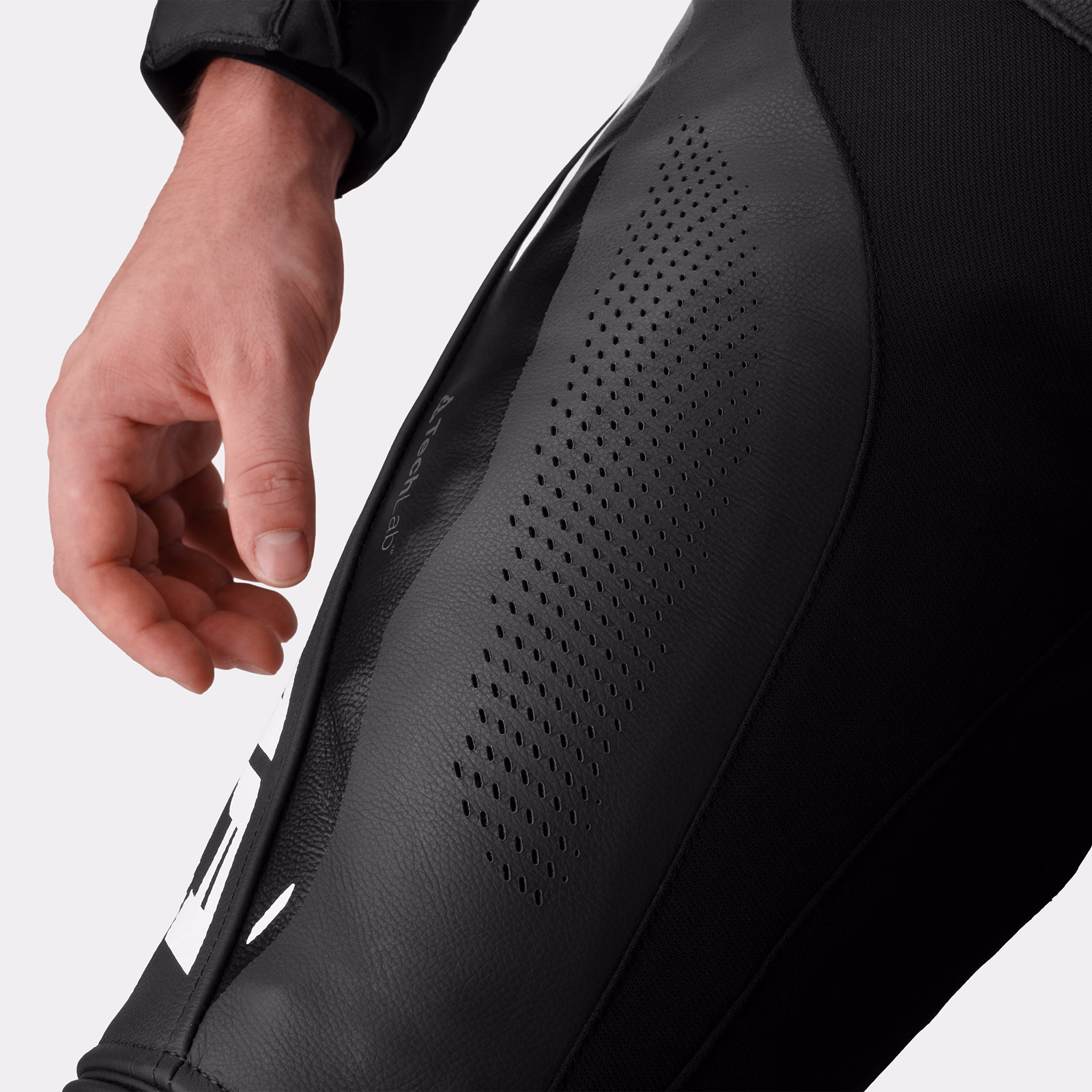 14_SHIMA_MISSION RS_SUIT_MEN_BLACK WHITE