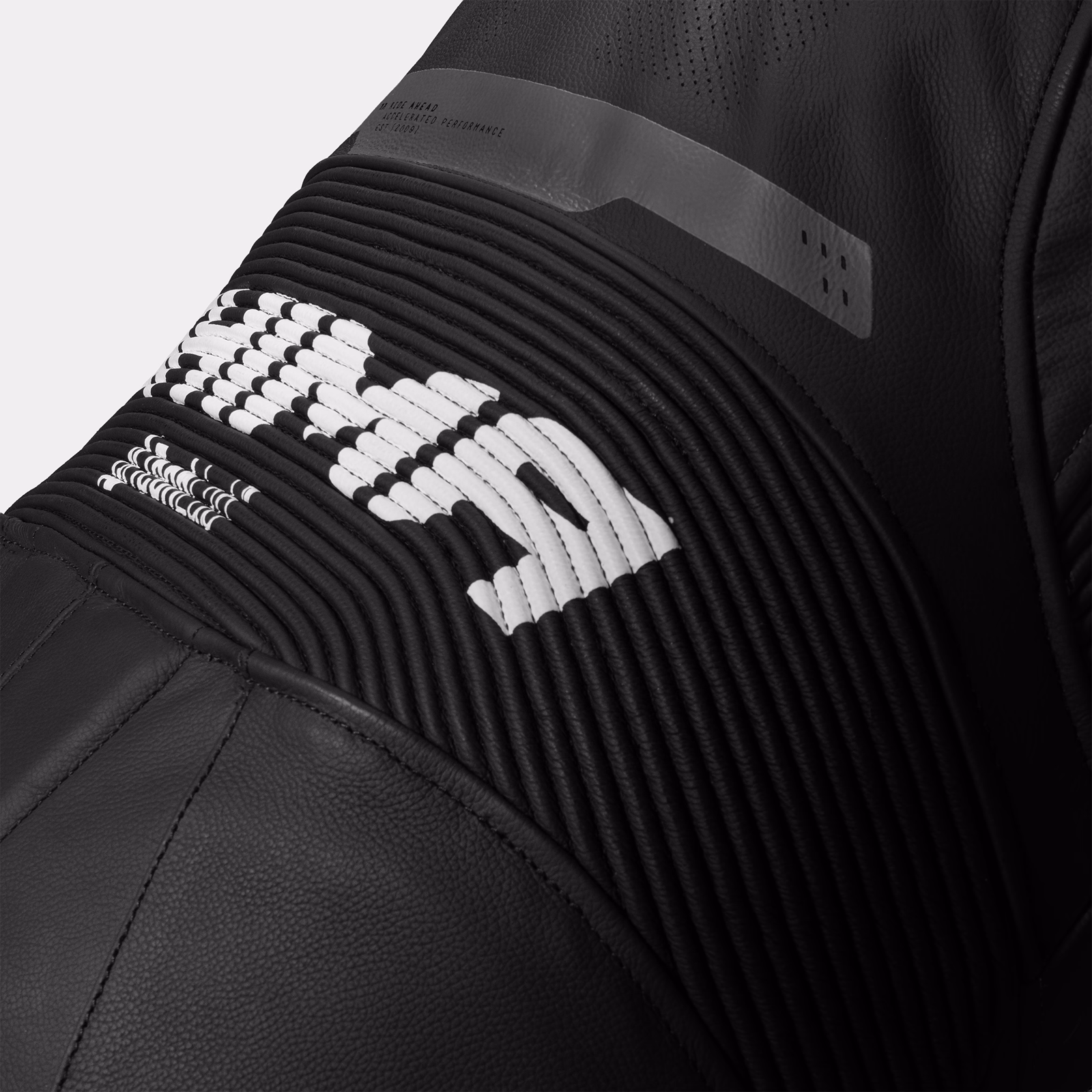 19_SHIMA_MISSION RS_SUIT_MEN_BLACK WHITE