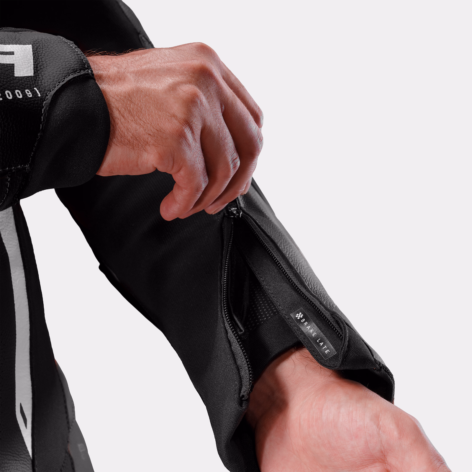 21_SHIMA_MISSION RS_SUIT_MEN_BLACK WHITE